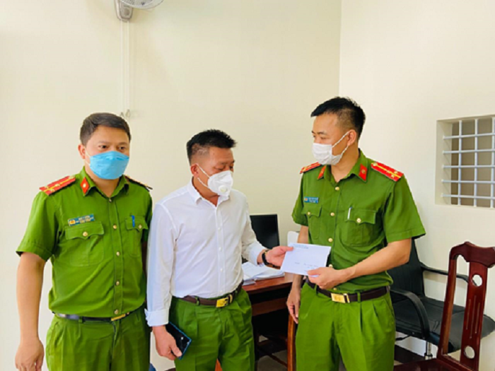 Khen, động viên Công an xã Ea Hiao bắt đối tượng Mua bán trái phép chất ma túy